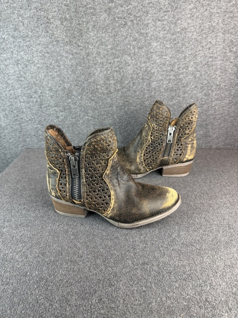 Circle G by Corral Women's Distressed Cutout Shortie‎ Ankle Boots Size 8.5